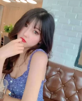 刚下水的20岁美女露露