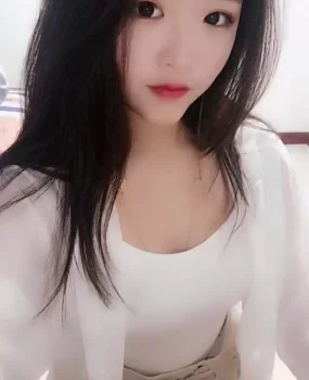 南方兼职小骚b，胸大三点粉，皮肤嫩，上去就是一顿猛操