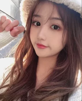 长相很漂亮精致 身材高挑性感也丰满 前凸后翘的迷人